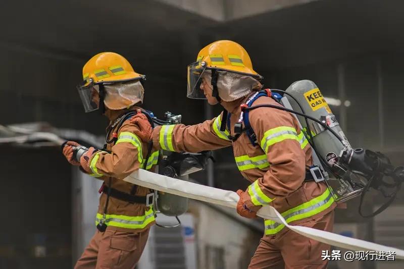 烈焰中的逆行，是消防员用生命铸就的勋章！当浓烟遮蔽视线，他们却化身黑暗中的明灯，