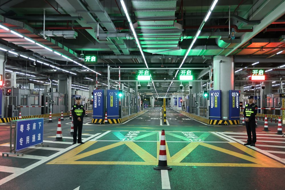 #粤车南下入境香港市区正式实施#新华社快讯：12月23日零时，“粤车南下”入境香