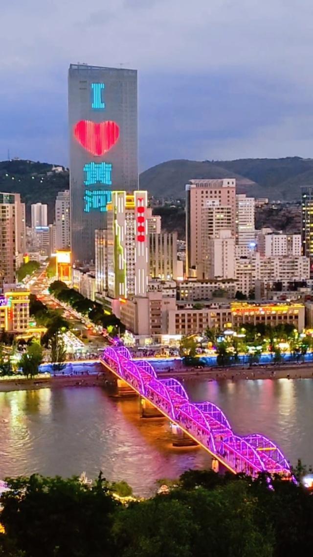 夜空中俯瞰兰州,你会发现什么? 夜空中俯瞰兰州，那景象简直绝了！
作为黄河唯一穿