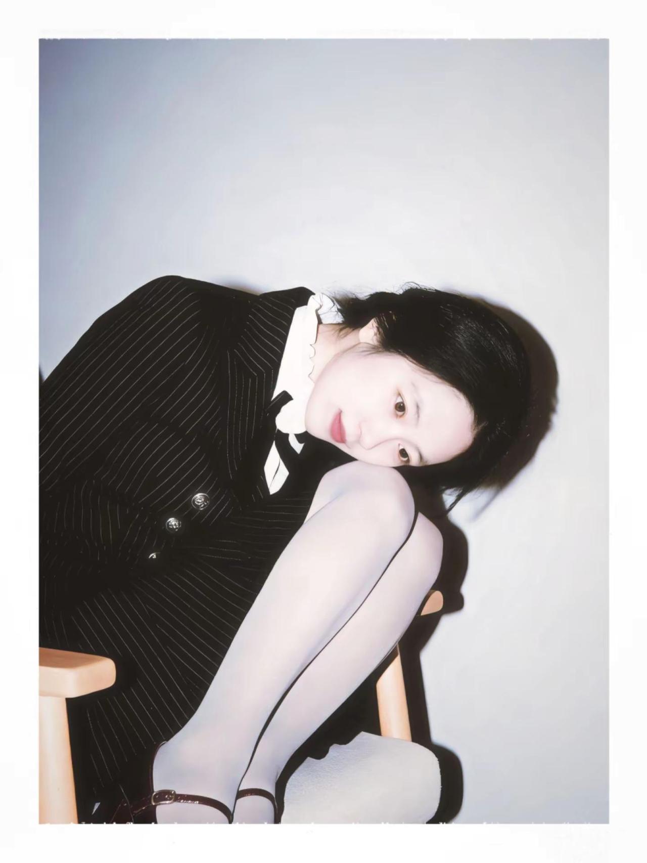 窗外又下起雨了，怎么不敢再往前 明明你也想我吧歌曲失眠了 张元英穿搭