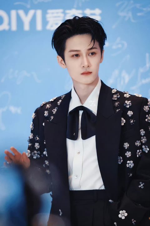 檀健次摸小酒窝的头檀健次对小朋友的耐心真的没话说，摸头的动作温柔又克制，满眼都是