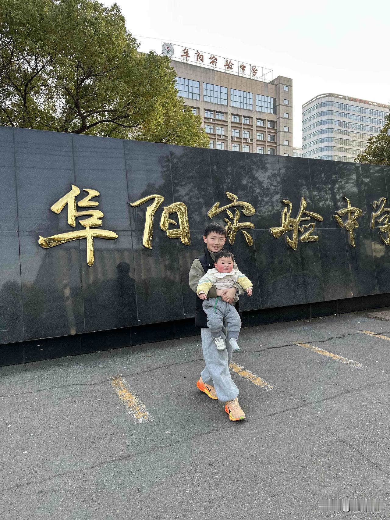 心态好，万事皆好！
与孩子住在一起，
追求的是家庭和睦。
儿子儿媳无暇照料孩子，