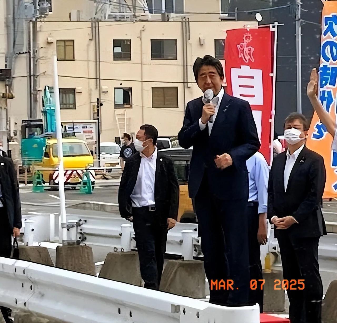 2022年7月8日
日本前首相安倍晋三在一次演讲中遇刺身亡，这是按时间顺序的三张