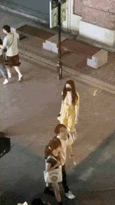 漂亮的女人就是一道美丽的风景线，引来众多男士的目光。