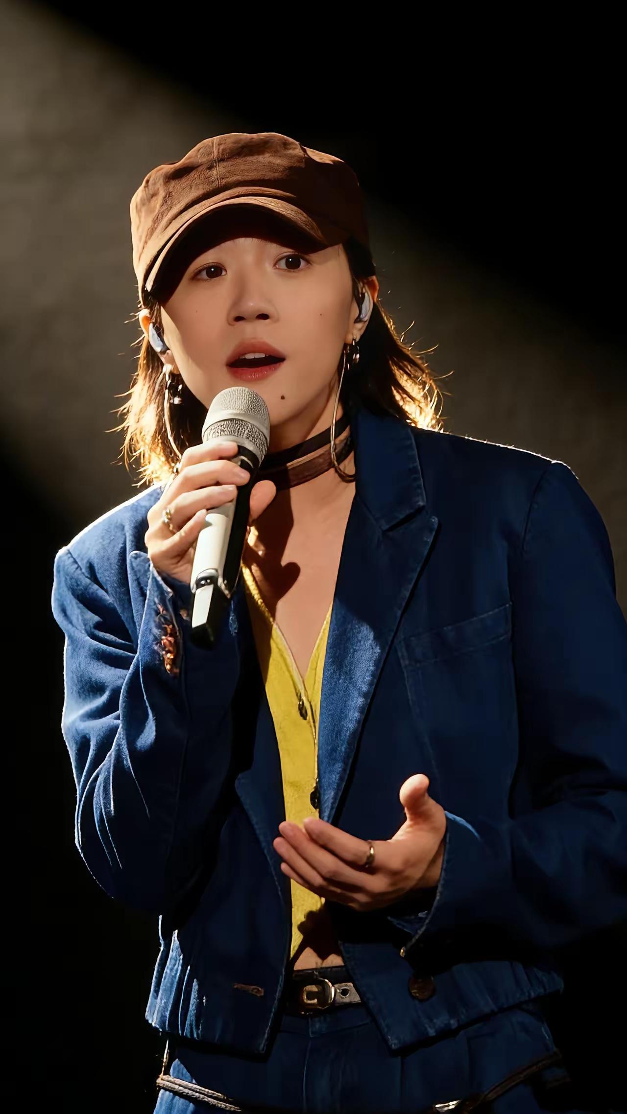 星二代也是分档次的，窦靖童比沈佳润强一点，但也仅此而已！窦靖童的优势是爸妈给的，