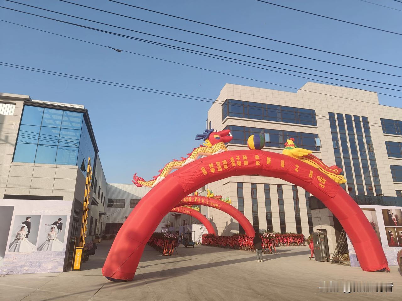 来到高邮菱塘镇参加亲戚在自家厂房里举办的婚礼