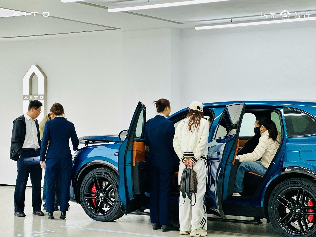 问界M6小订开局走热，年轻用户要的“不将就”它懂了
一款新车能不能快速打动年轻用