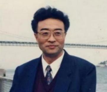 他名叫刘铁骑，是大贪官刘青山的儿子，父亲在1952年被枪毙的时候，刘铁骑才6岁，