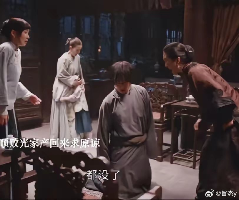 《灼灼韶华》陈二顺灰头土脸回了祁家老宅，“扑通”一声跪在陈母面前求原谅。陈母听说