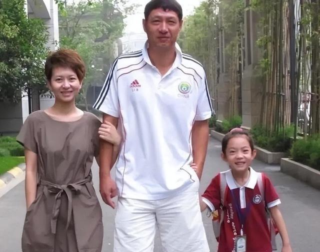 2002年，黎兵净身出户。成都银都花园的房子，归了空姐前妻。协议签完，他留下钥匙