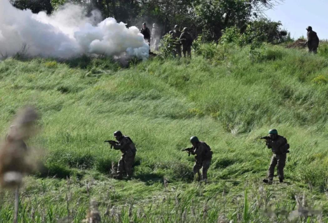 32名俄罗斯士兵乔装乌军搞敌后破坏，被俄军误会是敌人开炮轰击，所有俄士兵当场被炸
