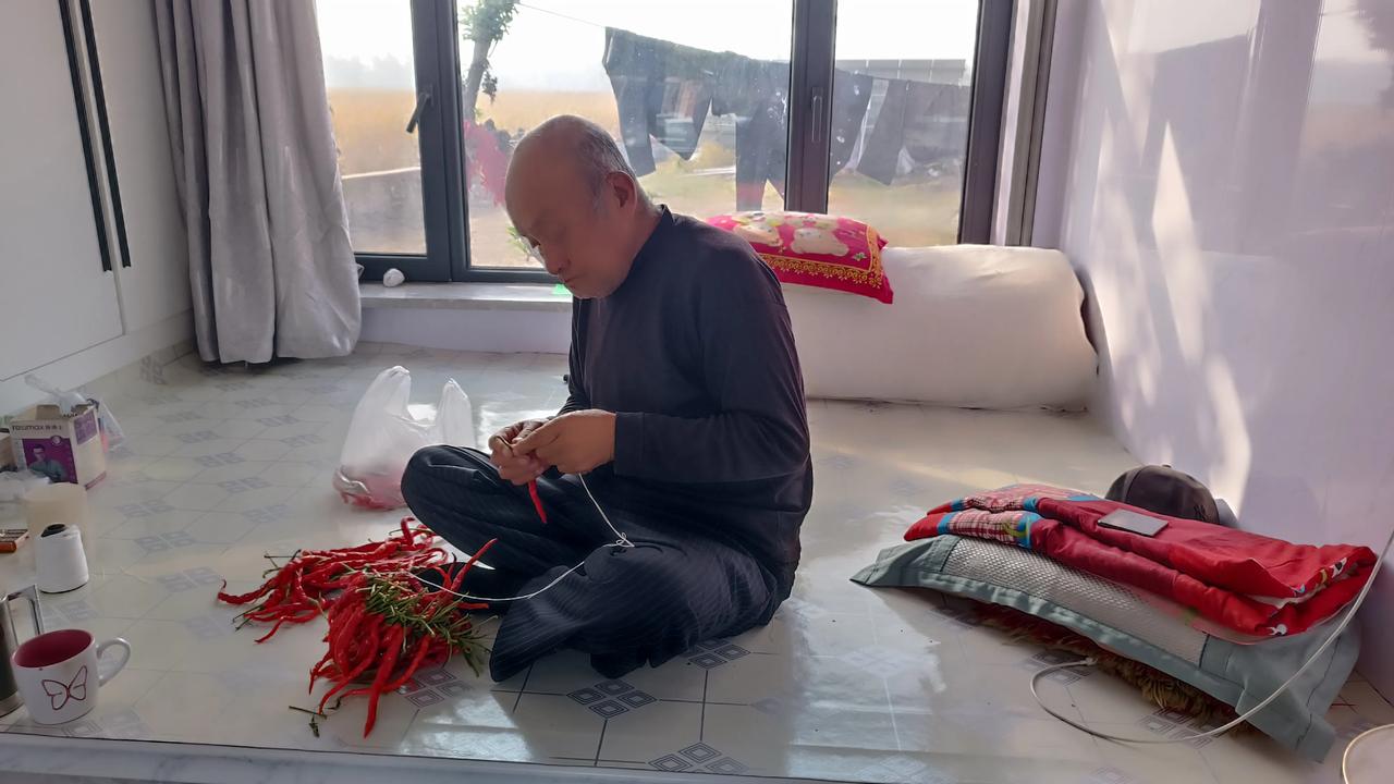 80岁的老爸总自己找活干，针都是自己纫的，耳不聋眼不花，就是长期带个尿袋，要不然