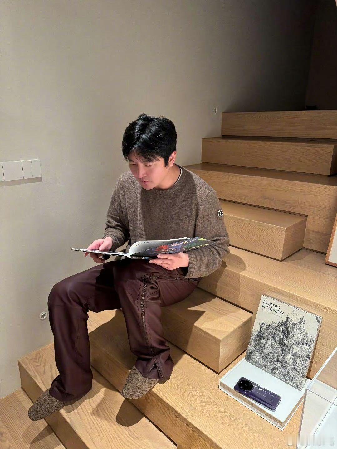 还以为郭京飞来跑男了奔跑吧 谁能想到，奔跑吧录制时，导演姚译添被路人误认成郭京飞