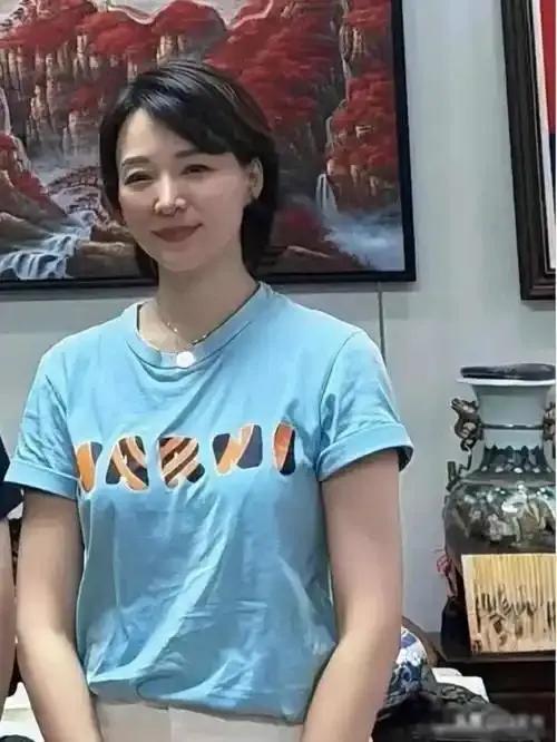 52岁董卿近日因一组重庆聚餐的照片冲上热搜，此前关于她离婚、远走国外的谣言不攻自