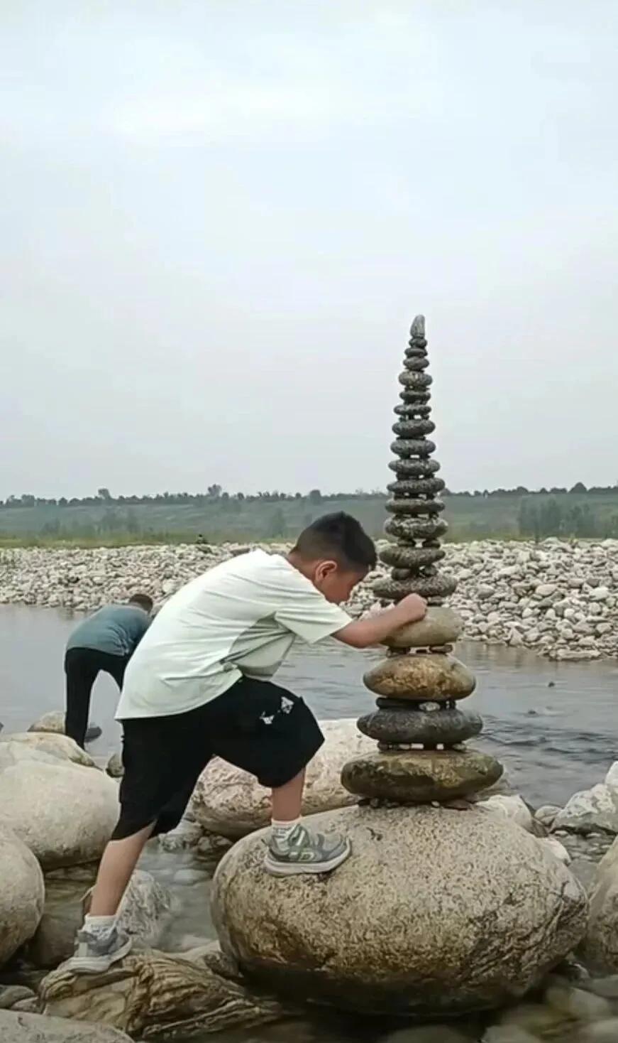 这小孩以后绝对是建筑界的人才。耐心，智力，眼力，专注力，动手能力缺一不可[赞][