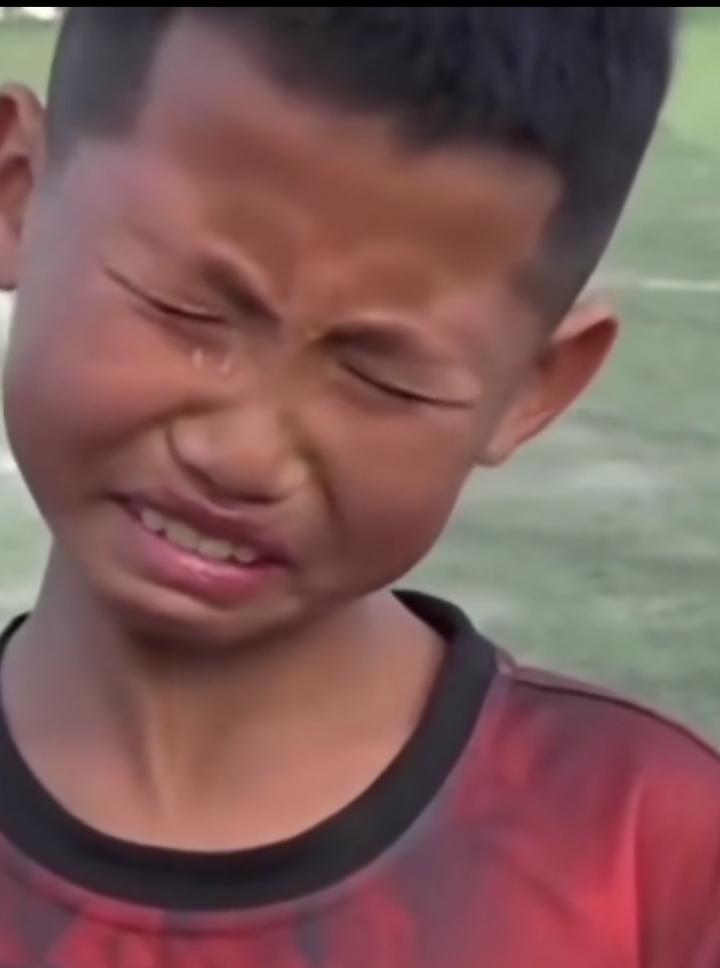 看一次哭一次！夺冠后的足球小将接受采访时忍不住落泪，画面格外戳心。

他哽咽着坦