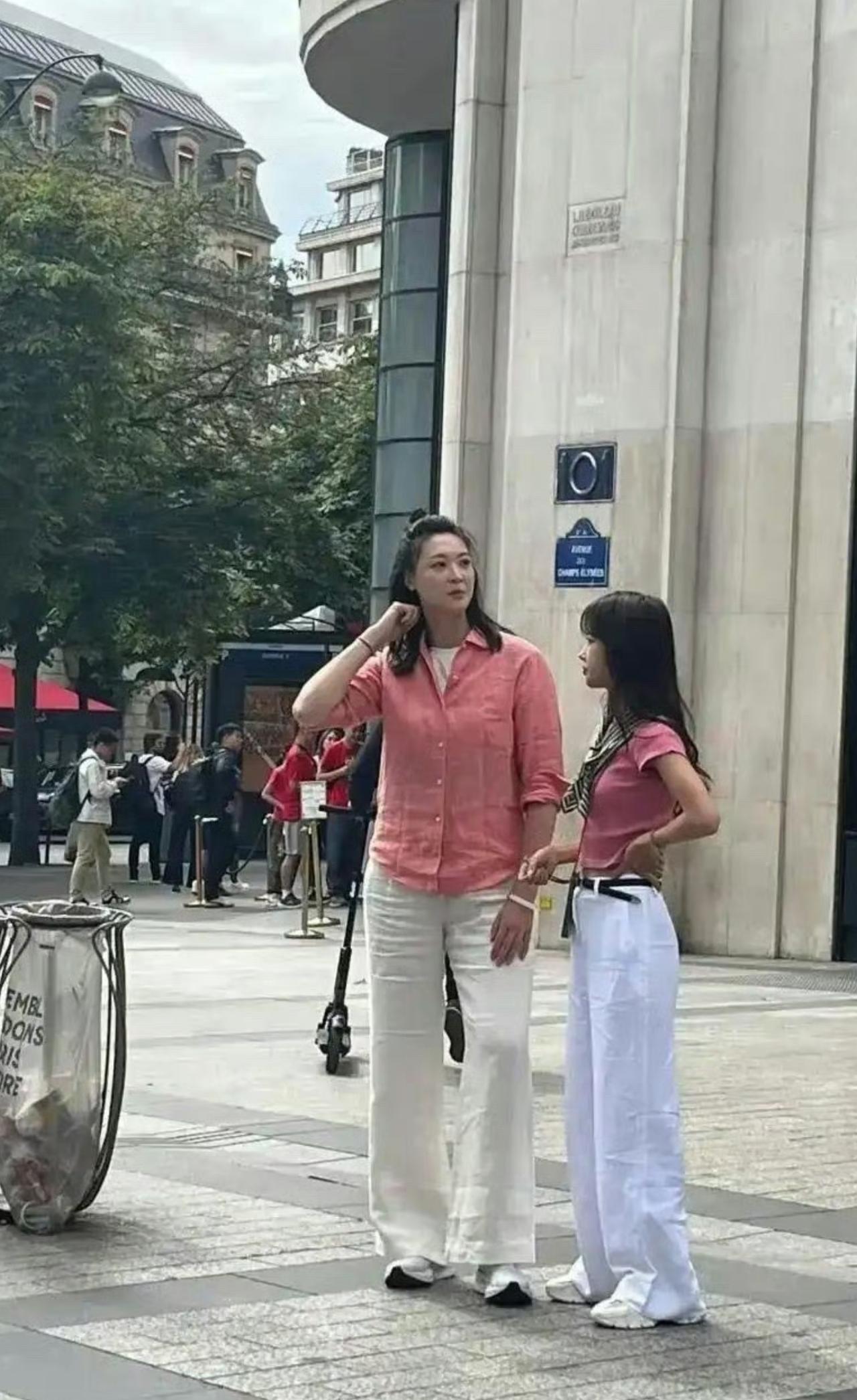 以前在电视上看她打球，只觉得是飒爽的女排队长，身材匀称又有力量，完全没对她的身高