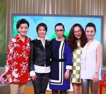 5姝同框：杨澜霞姿月韵，气质清绝；何晴眉黛轻舒，修项秀颈；刘硕桃腮莲脸，樱唇榴齿