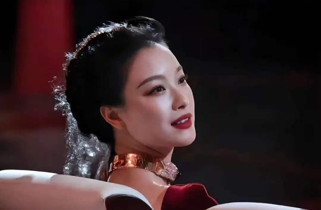 1. 明星在镜头前看起来光鲜亮丽，笑容灿烂，衣着豪华。
2. 镜头背后，真实生