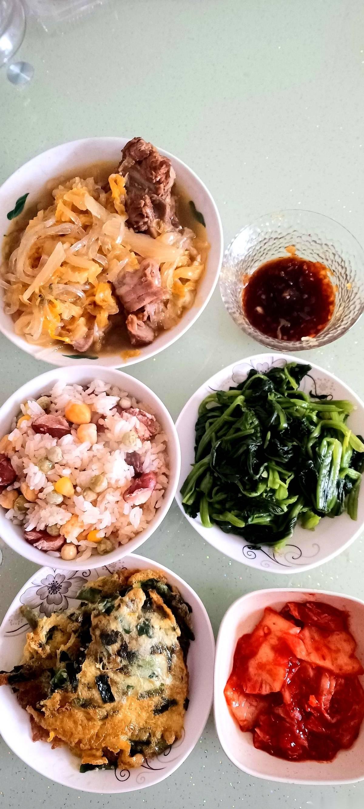 在哈尔滨人的餐桌上，如果没有一盆冒着热气的炖酸菜，那这顿饭就失去了灵魂。
昨天中