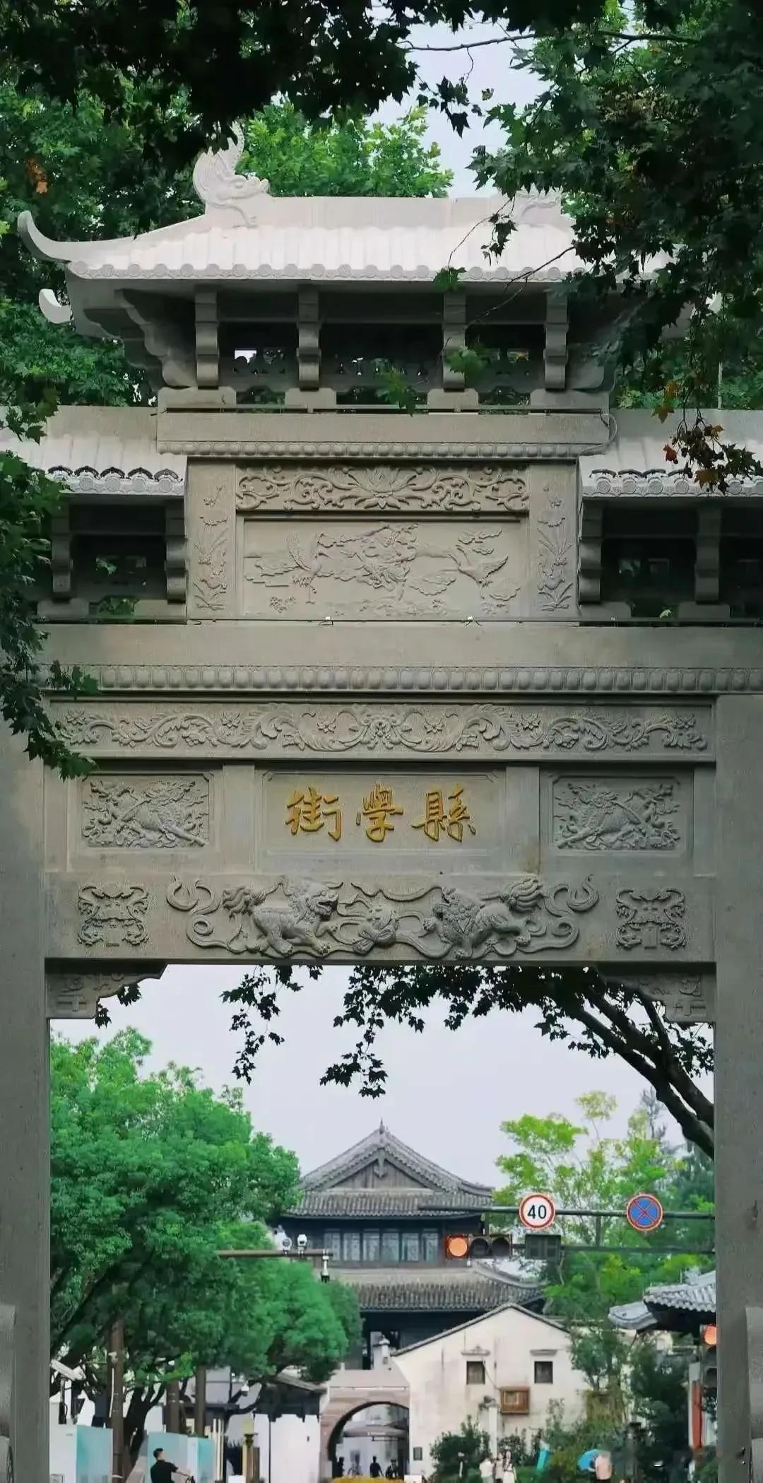 听过一句话：“改变别人，是蠢；改变自己，是神！”愚笨的人，总是凡事先从别人身上找