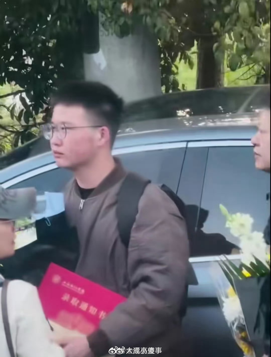 张雪峰追悼会现场，一个人死后有这么多人自发来送行，哀荣至此，还有啥好说的呢。这已