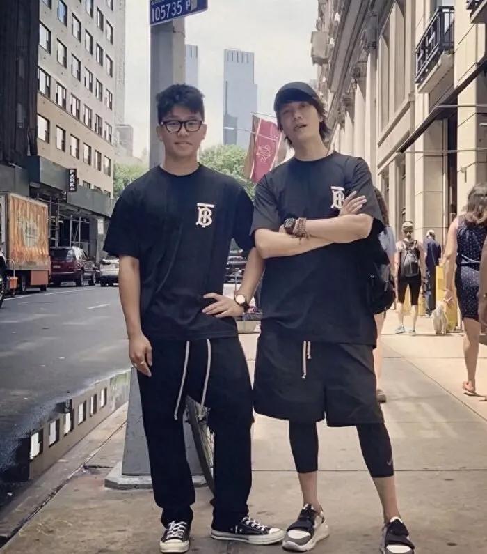 父子俩相处成兄弟一般！
陈坤这状态保持的太好了！两人站在一块，很难让人相信这是父