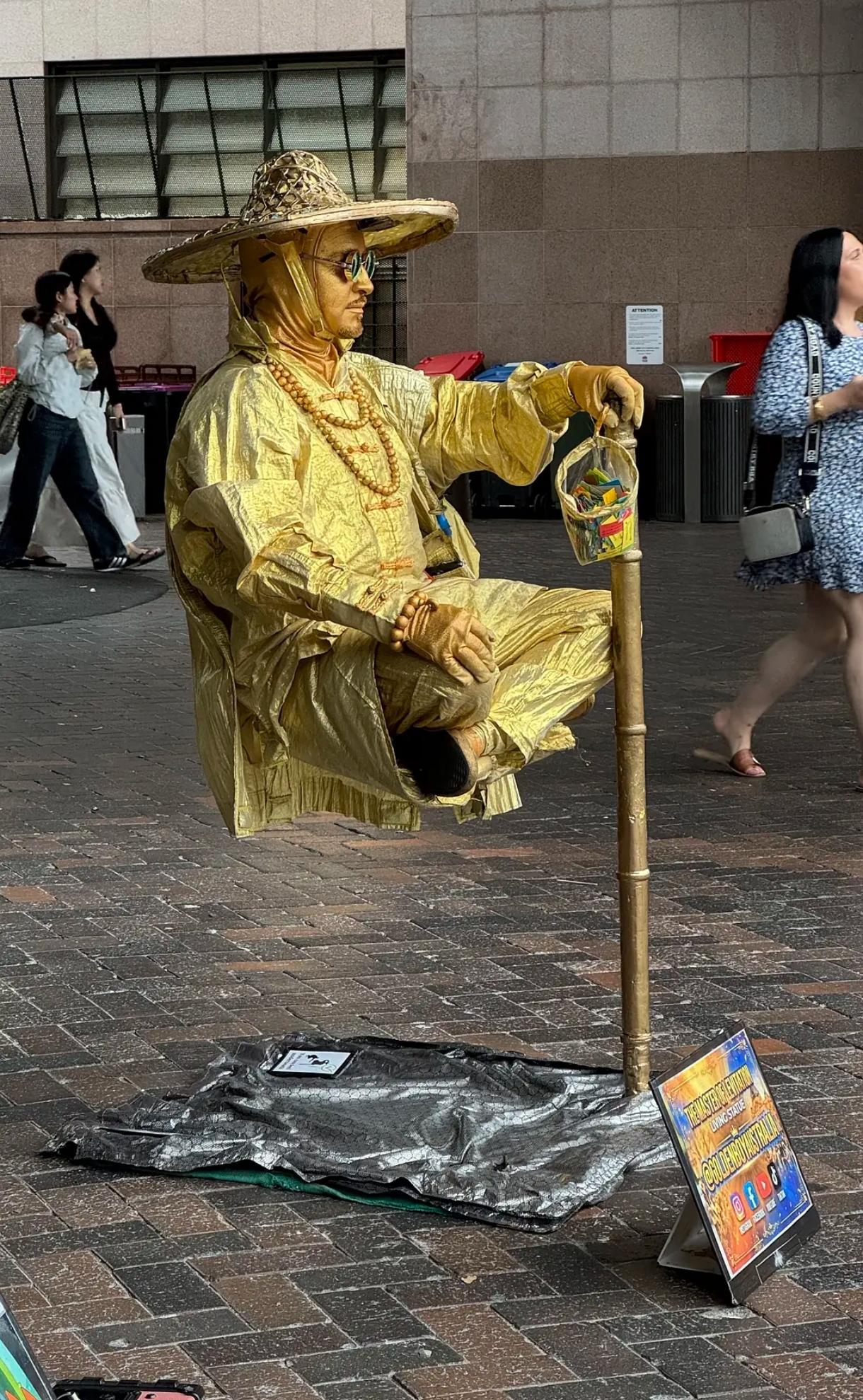 这是街头卖艺的老把戏了，虽然知道是假的，但真看不出破绽。估计钢管是从拐杖上端顺着