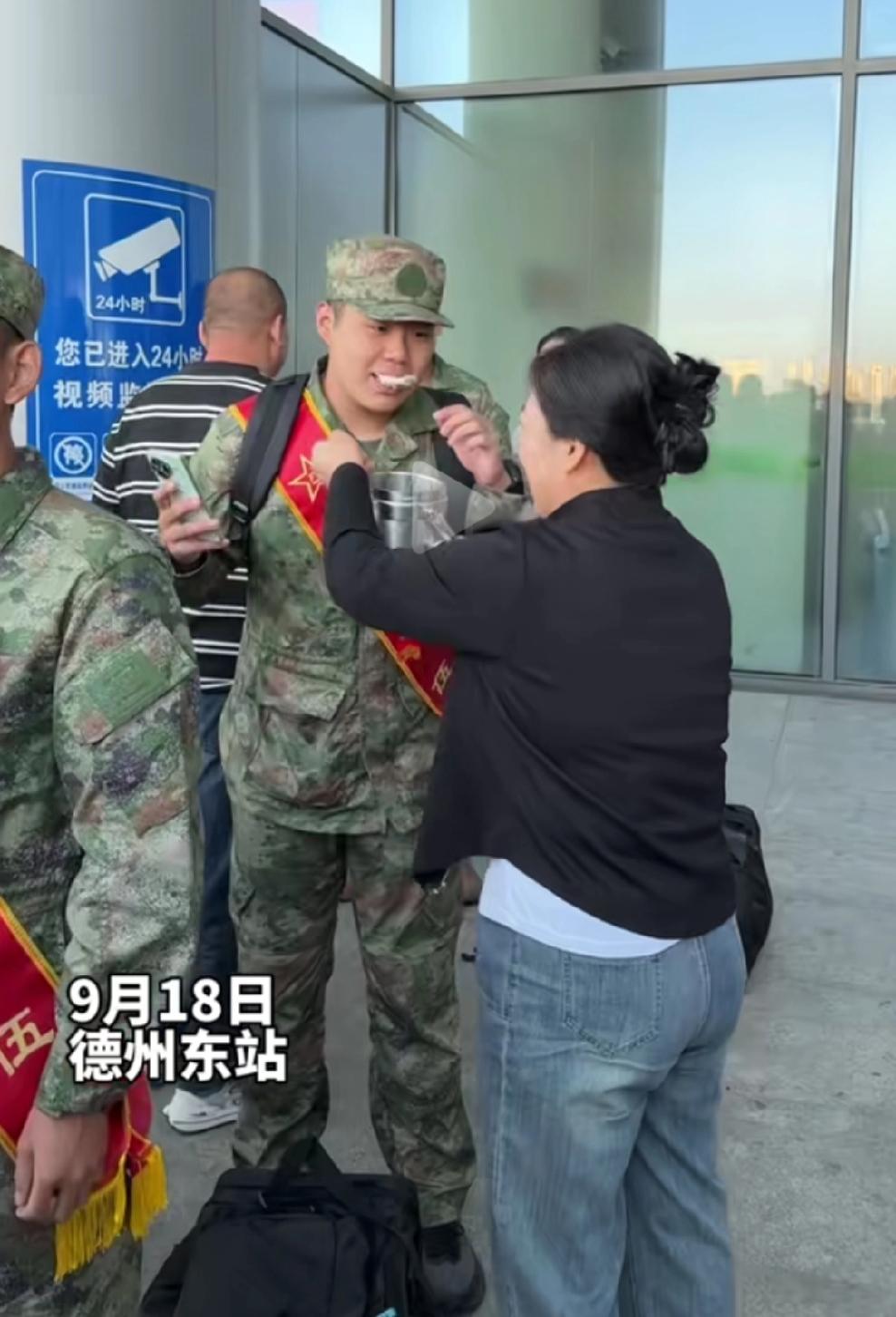9月18日，德州高铁东站，新兵欢送现场，一位妈妈亲手包了水饺，喂给入伍的儿子和其