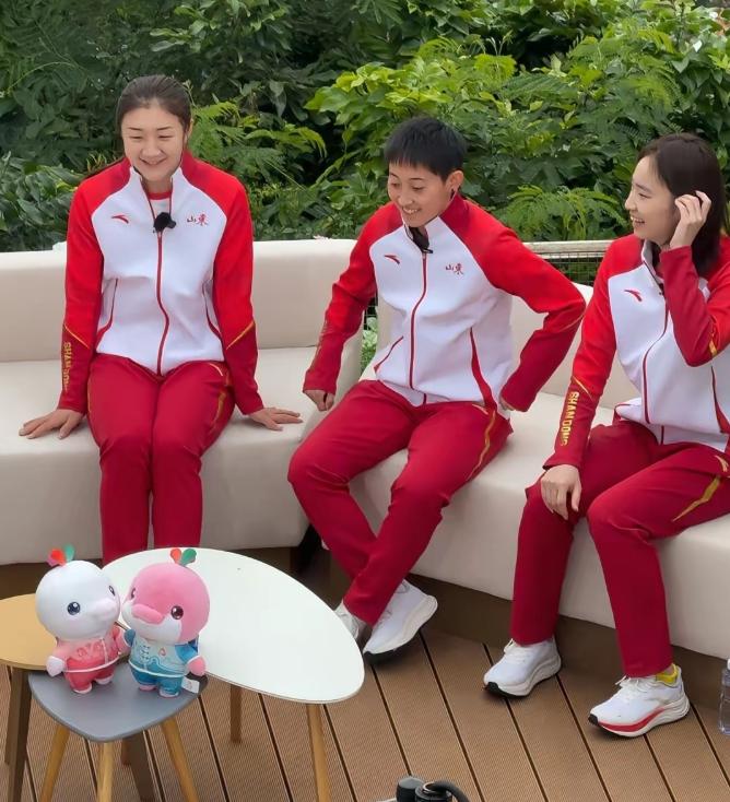 山东队拿到女团冠军后，接受采访，范思琪对着梦姐问:梦姐，我打的好吗？

陈梦笑着