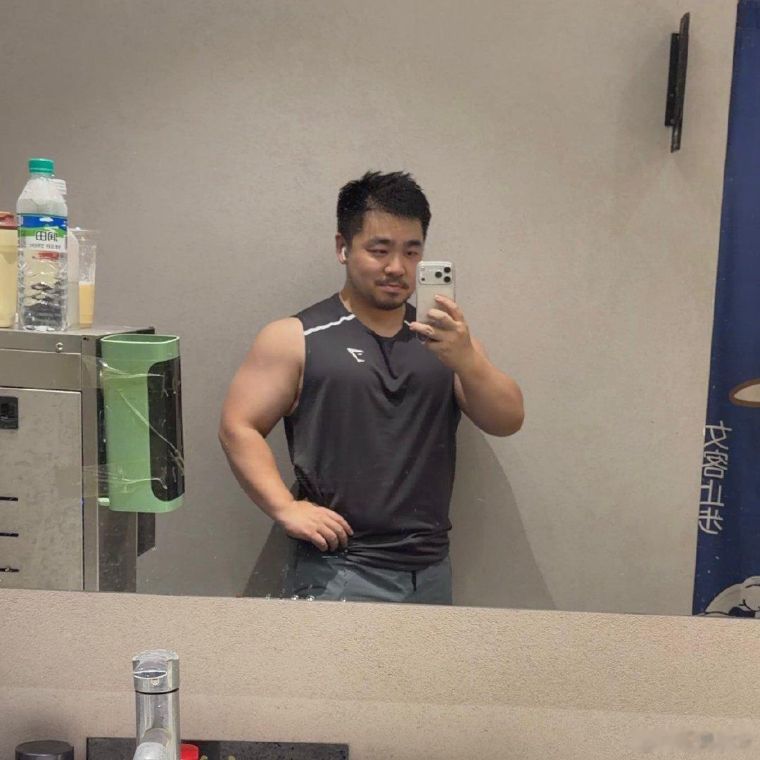 胡子长了显得瘦了 