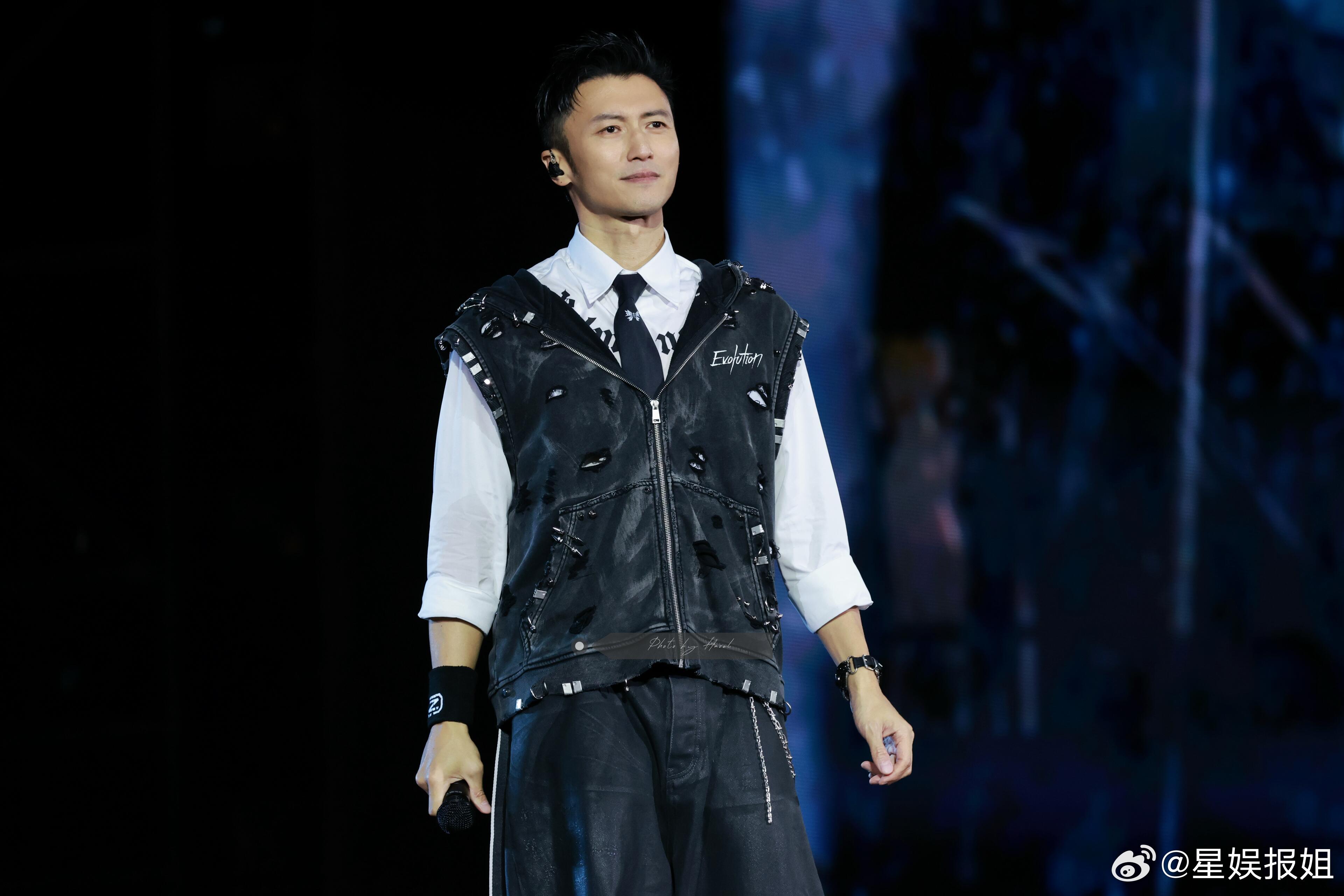 不同年代眼中的谢霆锋一代人有一代人的谢霆锋 两代人拥有两份完全不一样的记忆，跨越