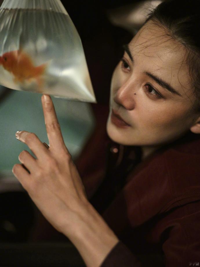 宋佳公路片女主照进现实 看《轻于鸿毛》首映，宋佳开黄色面包车来，深红夹克穿得利落