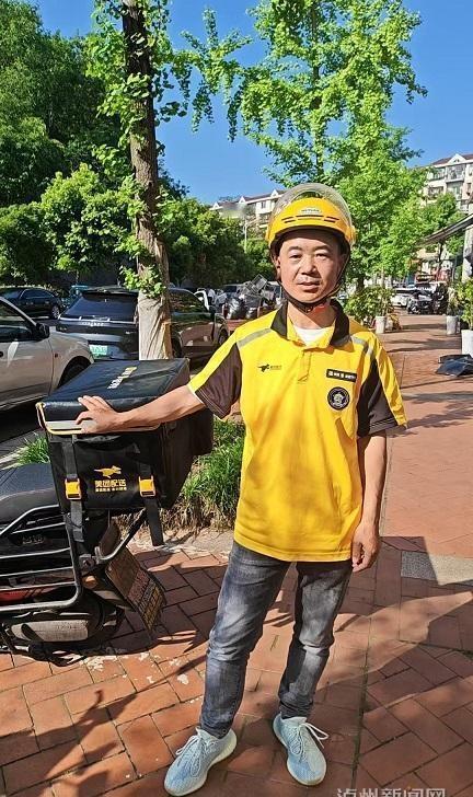 【“连头盔都没摘就跳下去了，好样的”泸州外卖小哥跳进窨井救幼童,全网为他点赞】“