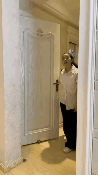 扣子都系错了！
这一着急，扣子都系错了，看看这急不可耐的样子，今儿说啥也得翻他的