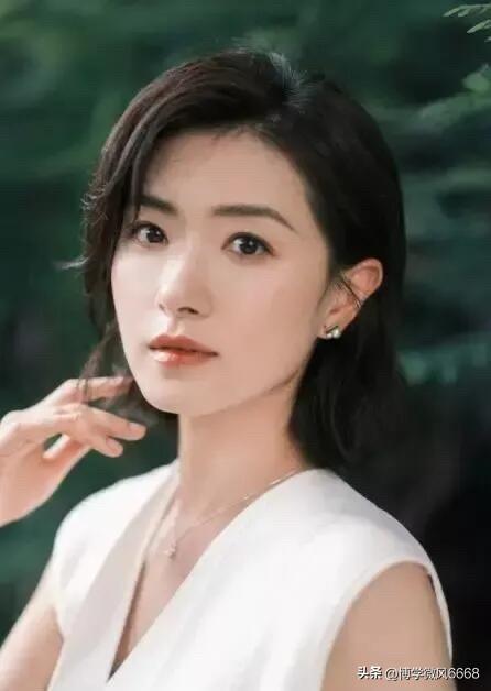 万茜是娱乐圈里最干净的女演员，一直以来低调拍戏，踏踏实实过日子，属于长相不惊艳，