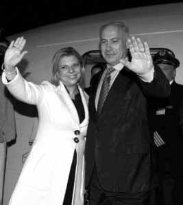 内塔尼亚胡的妻子适合远照，也适合朦胧照，这样子她还能看，近照高清照的她辣眼睛。