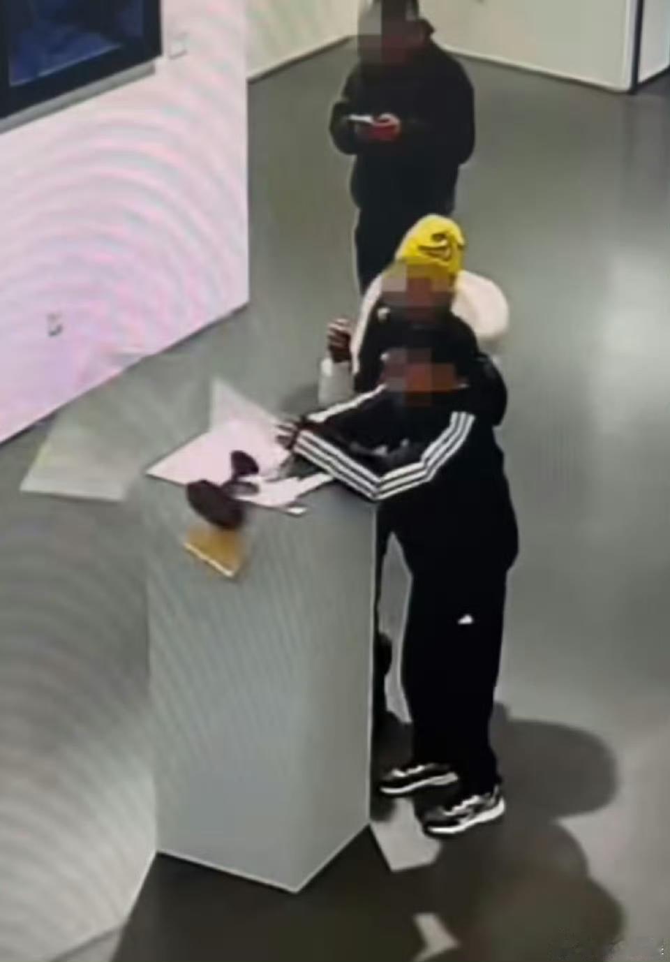 4斤黄金凤冠展出被毁，到底该谁来赔？
 
近日，千万粉丝博主张凯毅的4斤黄金凤冠