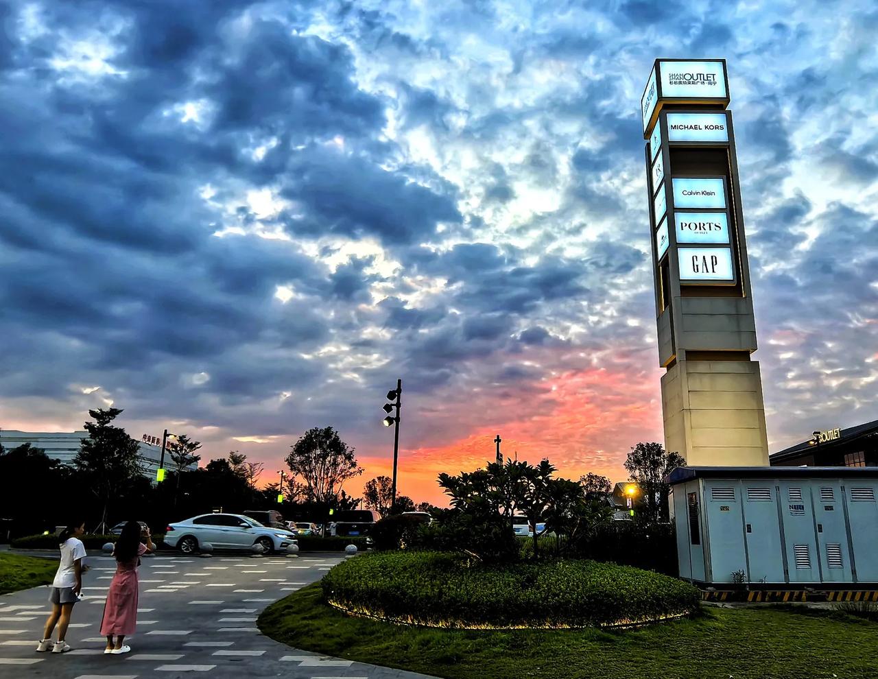 #晒一张你相册里的风景照#
天空、建筑以及两位少女组成了这道“夕阳风景”，前面就