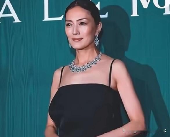 板谷由夏真是日娱的“异类”美人！明明出身日本，却自带欧美大女人的明艳气场。每次红