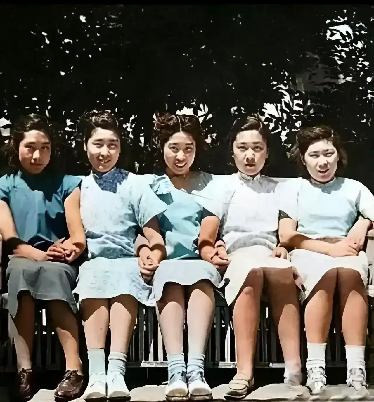 40年代，大学期间的王光美，一张罕见的留影，照片中的他穿着旗袍，坐在“C位”，看