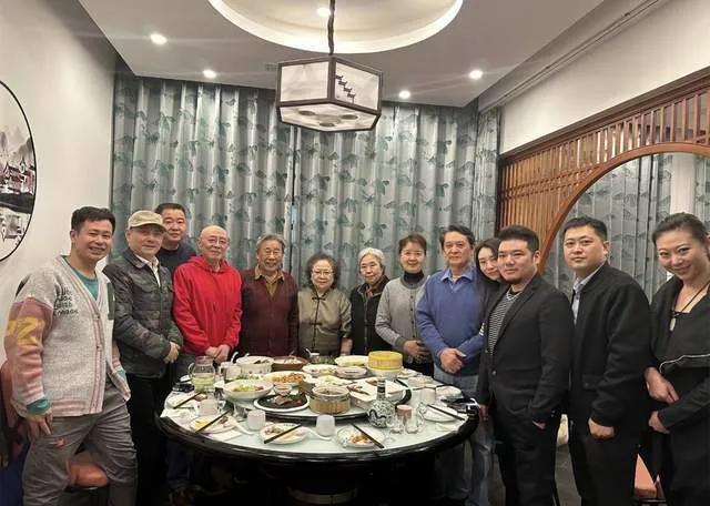 一众戏骨聚餐照：我只认出了仪表堂堂的姬麒麟，鬓发灰白的李文启，穿着红色外套的石小