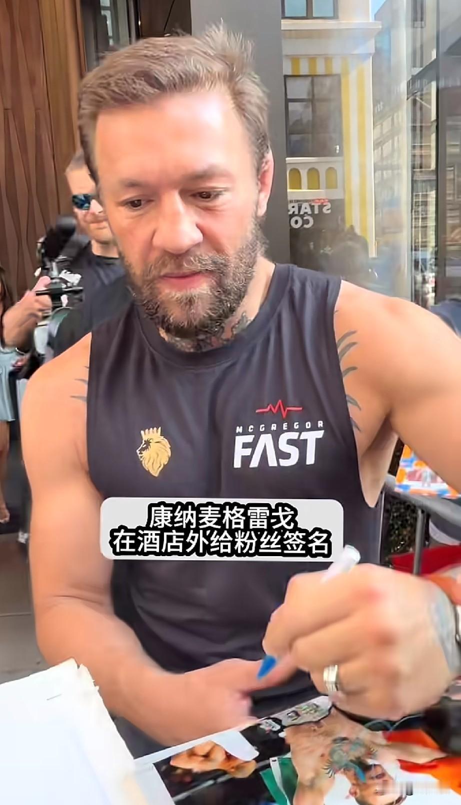 康纳真的是大变样了，真的没以前那么面相恐怖，现在有点面善了