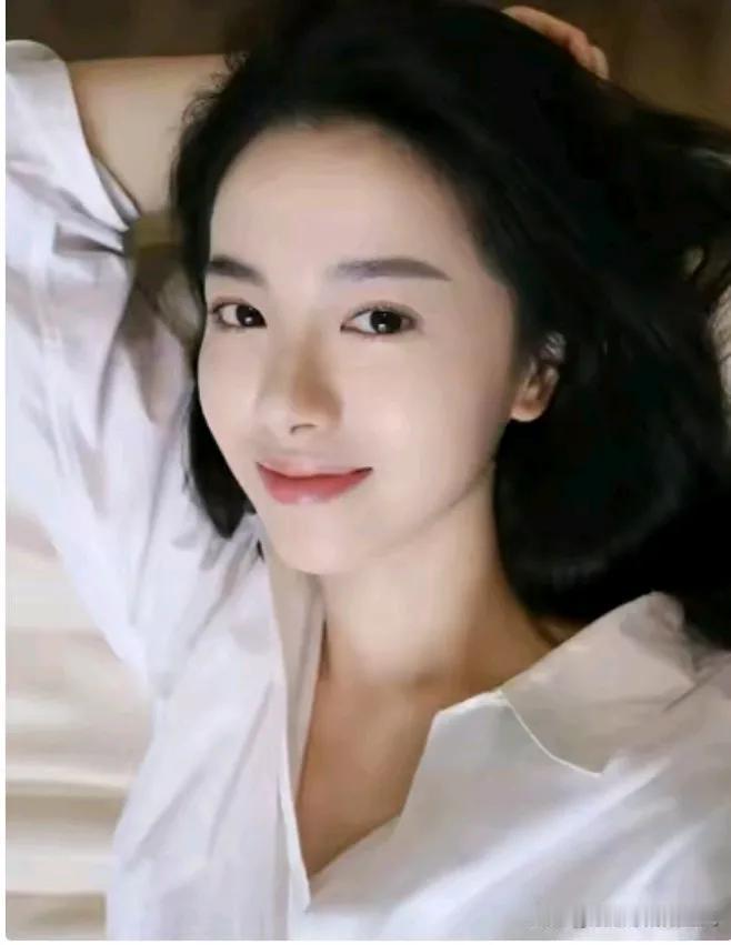 一位名叫小芸的小姐姐，她性格温柔体贴，擅长烹饪，是家里的独生女。她的父母都是退休