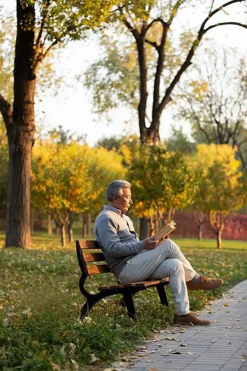 小区里的张阿姨最近成了“红人”。七十岁的人，戴着老花镜学剪辑，把孙女的成长视频剪