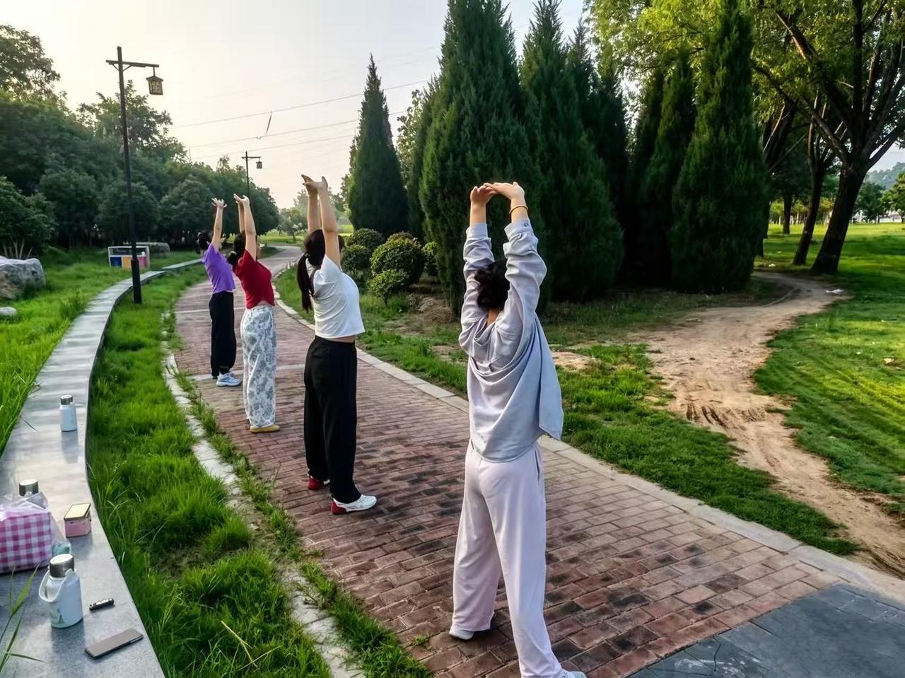 三伏天阳气鼎盛，适合冬病夏治，可以趁着这时候练练八段锦。
八段锦看似柔和，实则调