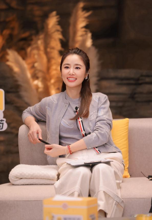 50岁林心如增肥后美得更高级，穿开衫+小白裤好显贵，差点认不出 ​​​