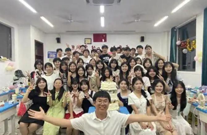 不服不行！湖南永州，00后男子第一次当班主任，就接手了一个垫底班级，家长都没什么