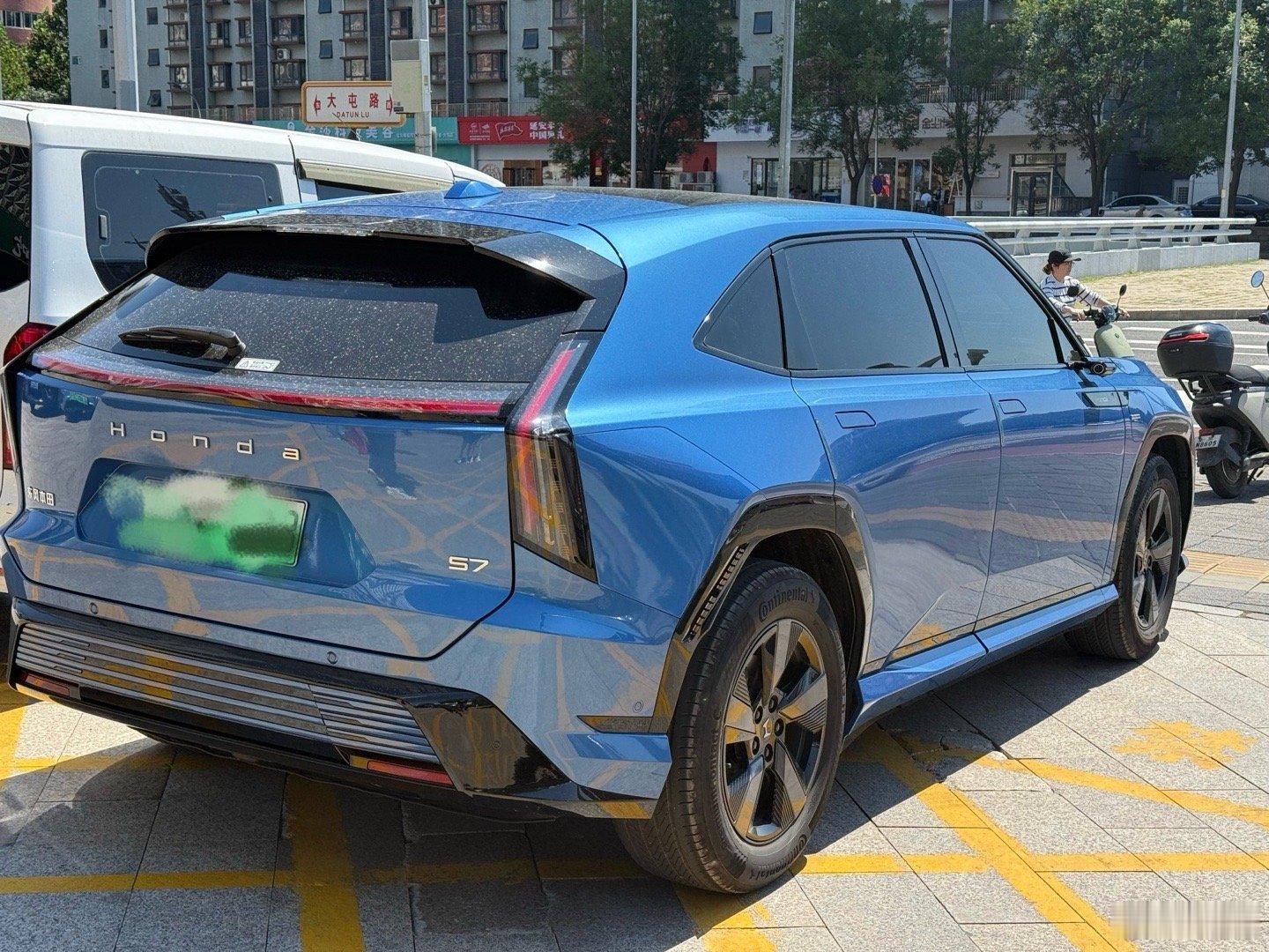 第一次在路上见本田这系列的电动车，还是个电子后视镜版，这车这么说呢？不能说车不好