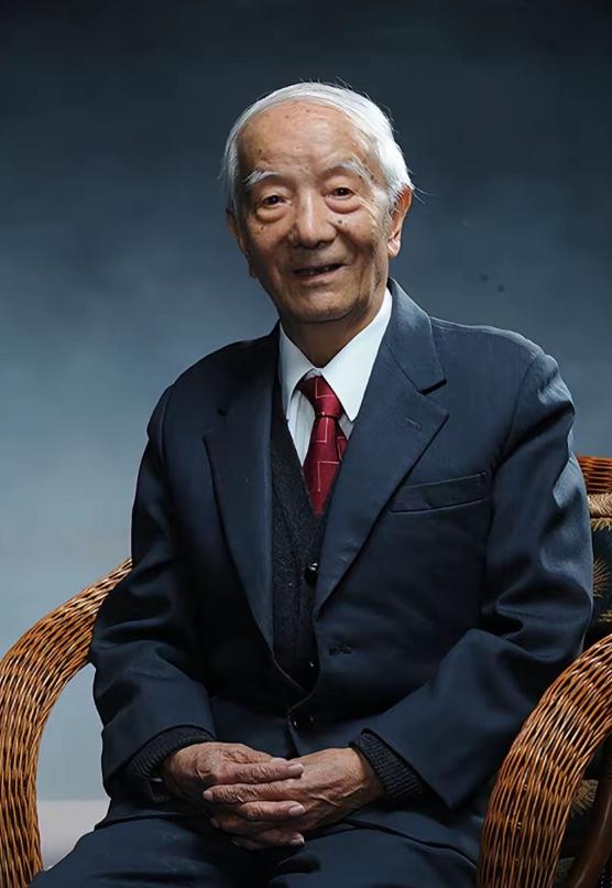 我不愿意相信还有人看到这位仍健在106岁的两弹元勋，不肯送上一束花，留下一颗爱心